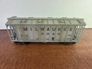 HO Walthers Weathered Airslide Covered Hopper Milwaukee Road MILW 9709 w/ Kadees - Picture 1 of 6
