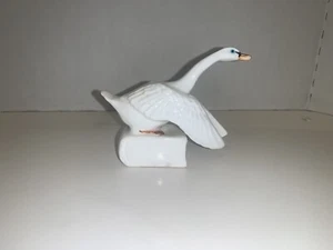 Vtg. White Goose Figurine Genuine Bone China Made In Taiwan  mini. White - Picture 1 of 14