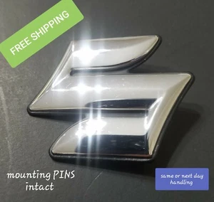 2004 2006 Suzuki Smaller Emblem Nice Shine J200 T/LID asap FREE SHIPPING  - Foto 1 di 6
