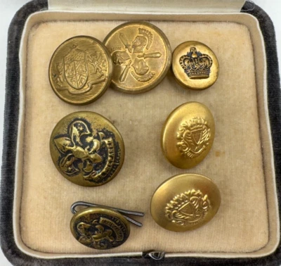 LOTE DE 7 BOTONES ANTIGUOS VICTORIANOS DE LATÓN FLOR DE LIS ESCUDO DE ARMAS SELLO HERÁLDICO Foto 1 de 4