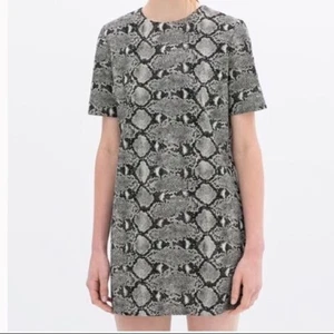Abito tubino Zara pelle di serpente piccolo manica corta mini grigio nero bianco stampa serpente - Foto 1 di 9