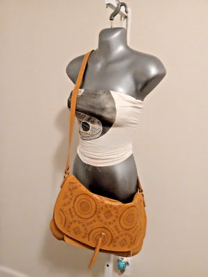 Bolso de Mano Grande Hobo/Brossbo Nardelli Cuero Caramelo Diseño Perforado Foto 1 de 4