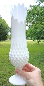 Stunning Fenton White Milk Glass Hobnail 12 Finger Swung Pedestal Vase 13"x3" - Bild 1 von 8