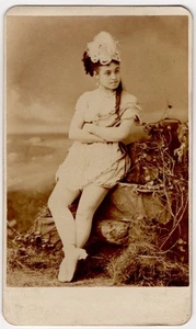 BAILARINA DE BALLET EN TRAJE CORTO Y SOMBRERO DE PLUMAS: NAPOLEÓN SARONY: ARRIESGADO: RARO CDV - Imagen 1 de 3