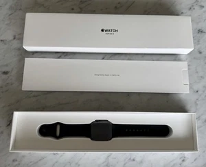 Apple Watch Series 3 38mm Space Gray Aluminum Black Sport - Photo 1 sur 16