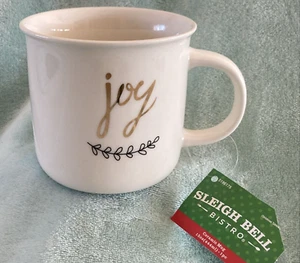 Tazza da caffè nuova con etichette Sleigh Bell Bistro lettera oro JOY bianco sporco 15 oz tazza da tè - Foto 1 di 7