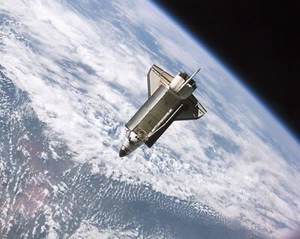 Impresión fotográfica del transbordador espacial y la Tierra 8x10 - Imagen 1 de 1