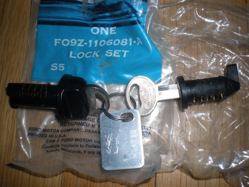 NOS 1990 FORD AEROSTAR GLOVE BOX KEY SET - Image 1 of 1
