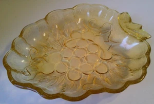 Plato de caramelo vintage Hazel Atlas amarillo depresión vidrio con forma de racimo de uva - Imagen 1 de 6
