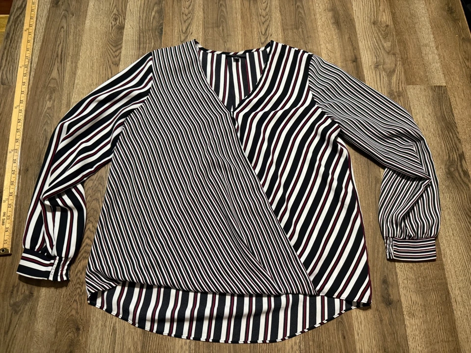 Blusa Alfani para mujer talla mediana, negra blanca roja a rayas manga larga cuello en V Foto 1 de 4