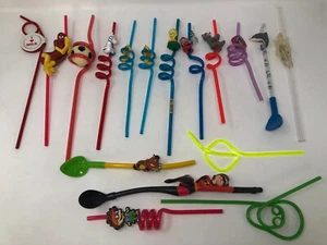 Menge 17 Vintage verschiedene Charakter Whacky Curly Kunststoff Trinkhalme  - Bild 1 von 6