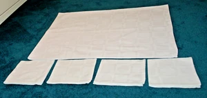 WEISSE BAUMWOLLE GEOMETRISCHES MUSTER TISCHDECKE MIT 4 PASSENDEN SERVIETTEN VON PRIMARK - Bild 1 von 10