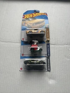 Hot Wheels 3 Cars New 68 Corvette BMW 2002 & Snoopy - Foto 1 di 7