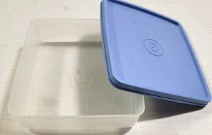 Tupperware - Sandwich Container with Lid - Picture 1 of 4