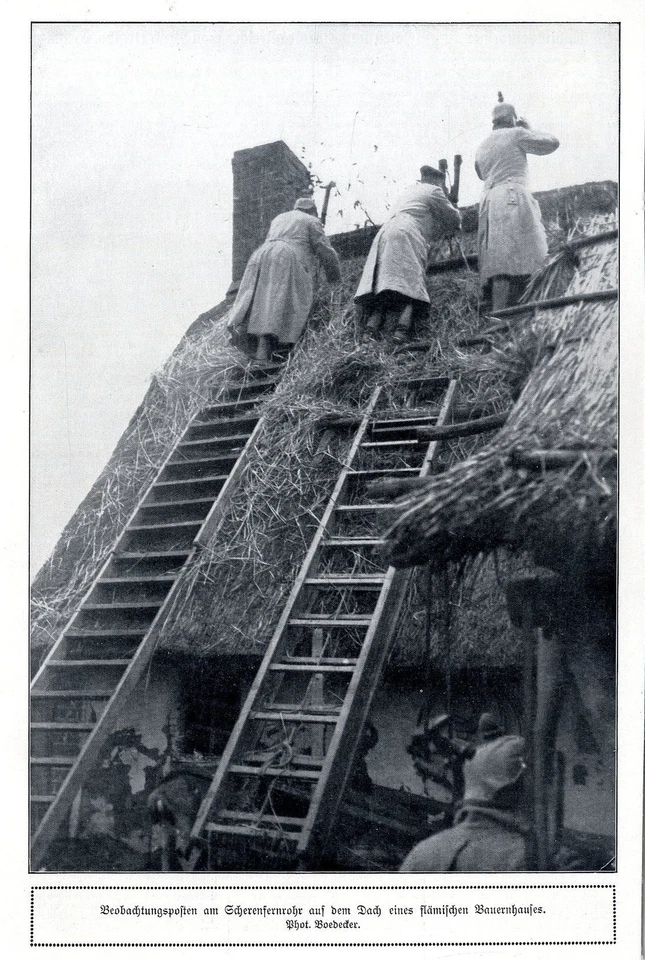Deutsche Beobacher am Scherenfernrohr auf flämischen Hausdach 1915 * WW 1 - Bild 1 von 1
