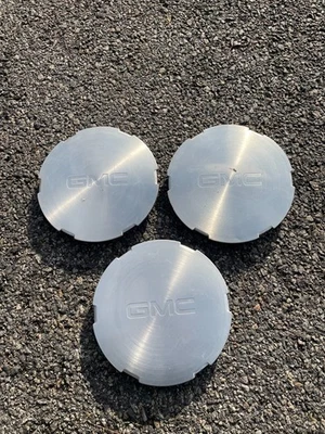 Factory original 2003 to 2007 GMC Yukon Sierra 1500 center caps hubcaps 9594519 - Image 1 of 4