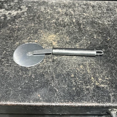 Rueda Cortadora Pizza Acero Inoxidable 3.5”, Russell Hobbs Ref cc  Foto 1 de 4