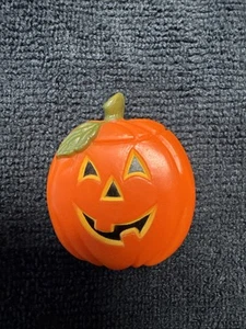 Spilla spilla Halloween vintage Jack O lanterna zucca plastica segno distintivo anni '80 - Foto 1 di 3