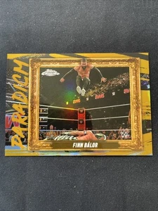 2025 TOPPS CROMO WWE FINN BALOR PARADIGM REFRACTOR ORO/50 T588 - Imagen 1 de 5