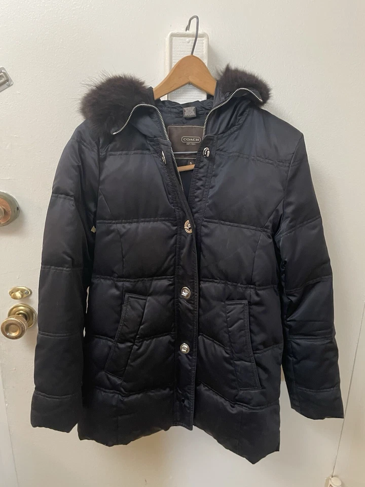 Jaqueta de inverno COACH preta acolchoada acabamento de pele comprimento 3/4 90% pele de coiote - Imagem 1 de 4