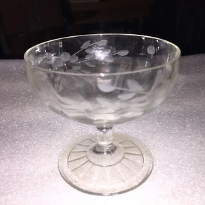 VINTAGE ETCHED CLEAR GLASS LEAF & VINE DESIGN BERRY / SHERBERT FOOTED DISH - Picture 1 of 6