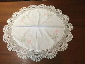 Sciarpa da comò floreale vintage bianca 22,75" rotonda ricamata in buone condizioni! - Foto 1 di 4