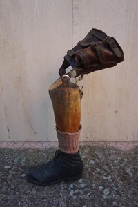 Antica protesi ortopedica gamba legno cuoio bizzarra Ancient bizarre orthopedic - Foto 1 di 16