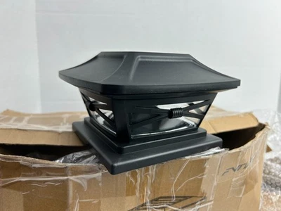 Paquete de 4 luces LED solares de poste de cubierta cuadrado de 4"x4", negras con diseño decorativo Foto 1 de 4