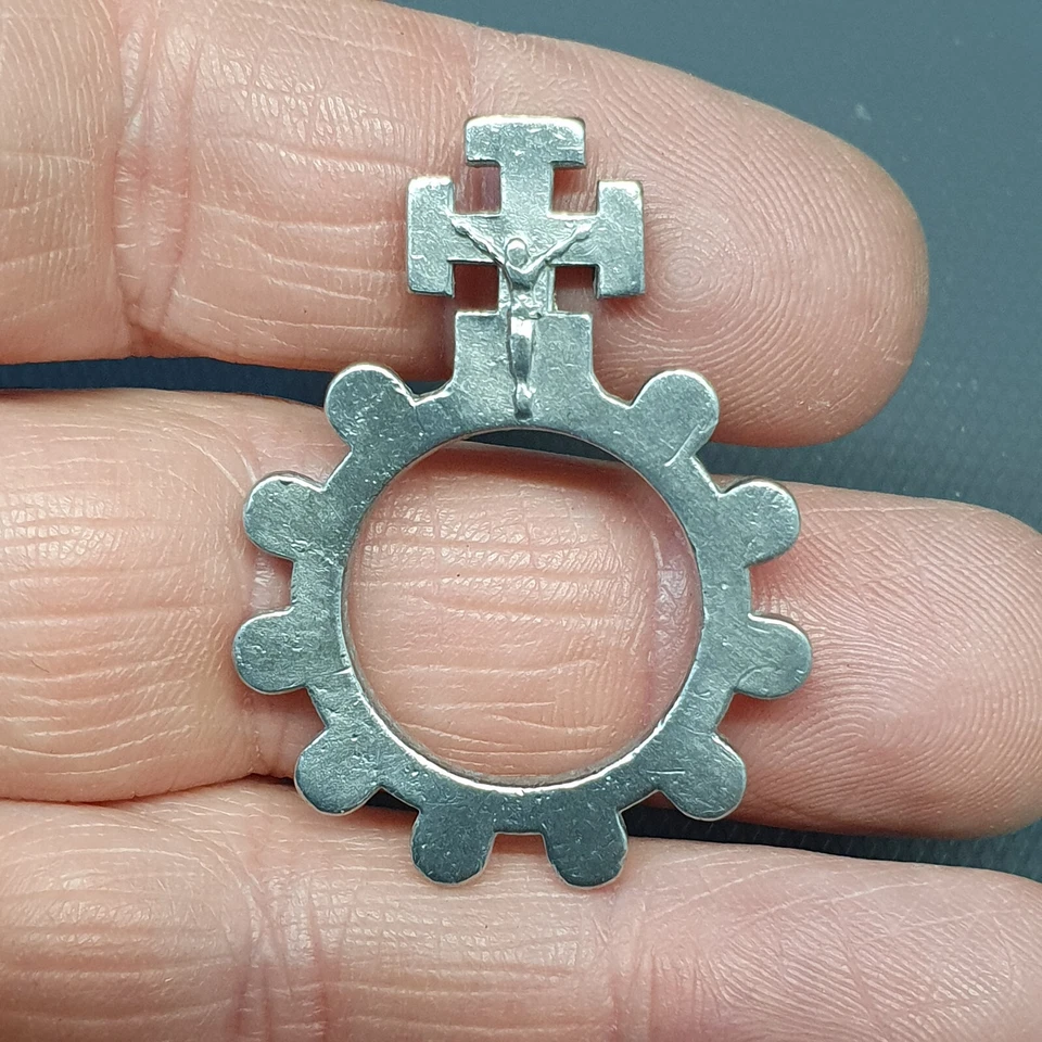 BIJOU RELIGIEUX - AUTHENTIQUE DIZAINIER ANCIEN EN ALUMINIUM #50 - Photo 1/2