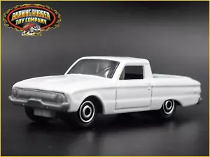 1961 61 FORD Ranchero Pick-Up Camion Bianco 1:64 Diorama Scala Modellino Auto - Foto 1 di 8