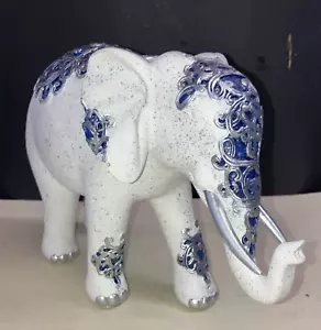 Estatuilla de elefante vintage, cerámica, blanco, azul, plata, 12" x 7 1/2" x 4" pulgadas - Imagen 1 de 22