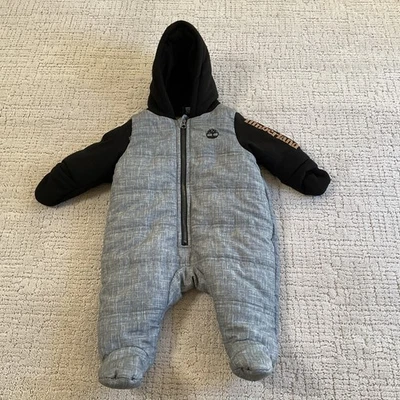 Mono Timberland Gris Y Negro Acolchado Acolchado Cremallera Con Capucha - Talla 3/6 Meses. Foto 1 de 4