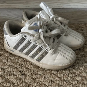 Zapatos de niña K Swiss talla 12 blancos y plateados - Imagen 1 de 6
