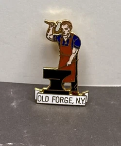 Vintage Old Forge NY Adirondacks Schmied Revers Hemd Hut Pin A3 - Bild 1 von 3