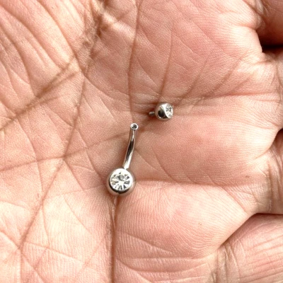 Acero Quirúrgico 14g 10mm Longitud con MICRO Gemas ROSCADO INTERNO VCH Barra. Foto 1 de 4