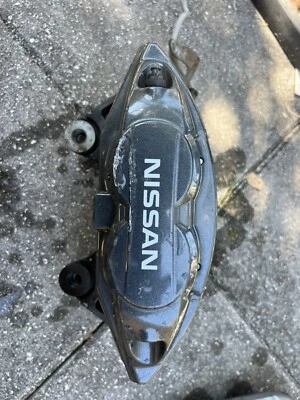 Pinza de freno delantera derecha gris Nissan 370Z Akebono 2009-2023 41001-1Ea1b OEM Foto 1 de 4