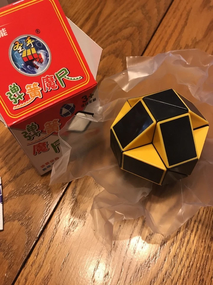 Cubo rompecabezas regla mágica serpiente negro y amarillo. Vendedores de Estados Unidos envíos N 24h Foto 1 de 4