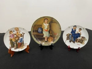 Menge 4 Norman Rockwell Teller 3 mit Ständer und Wandhänger, einer ohne - Bild 1 von 15