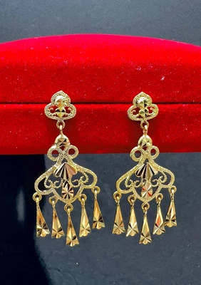 Pendientes colgantes de oro amarillo de 18 quilates con diseño de araña con patrón de corte de diamante Foto 1 de 4