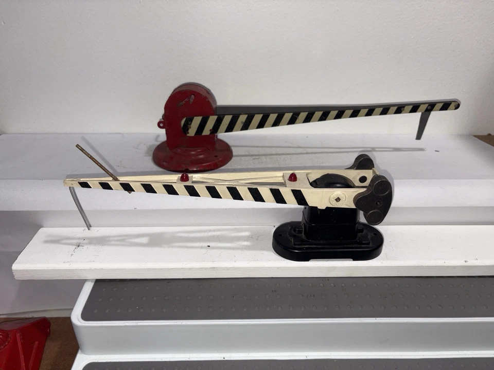 LIONEL No. 252 Automatic Crossing Gate - O 27 Train Accessory + Extra Tin Gate - Image 1 of 4