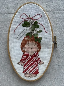 Villancico colgante de pared ovalado punto de cruz de Navidad vintage con acebo y halo - Imagen 1 de 5