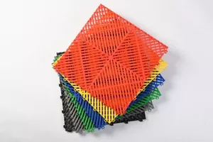 Azulejos de piso de garaje Nitro ventilados entrelazados 16"x16" | Paquete de 34 piezas - Imagen 1 de 26