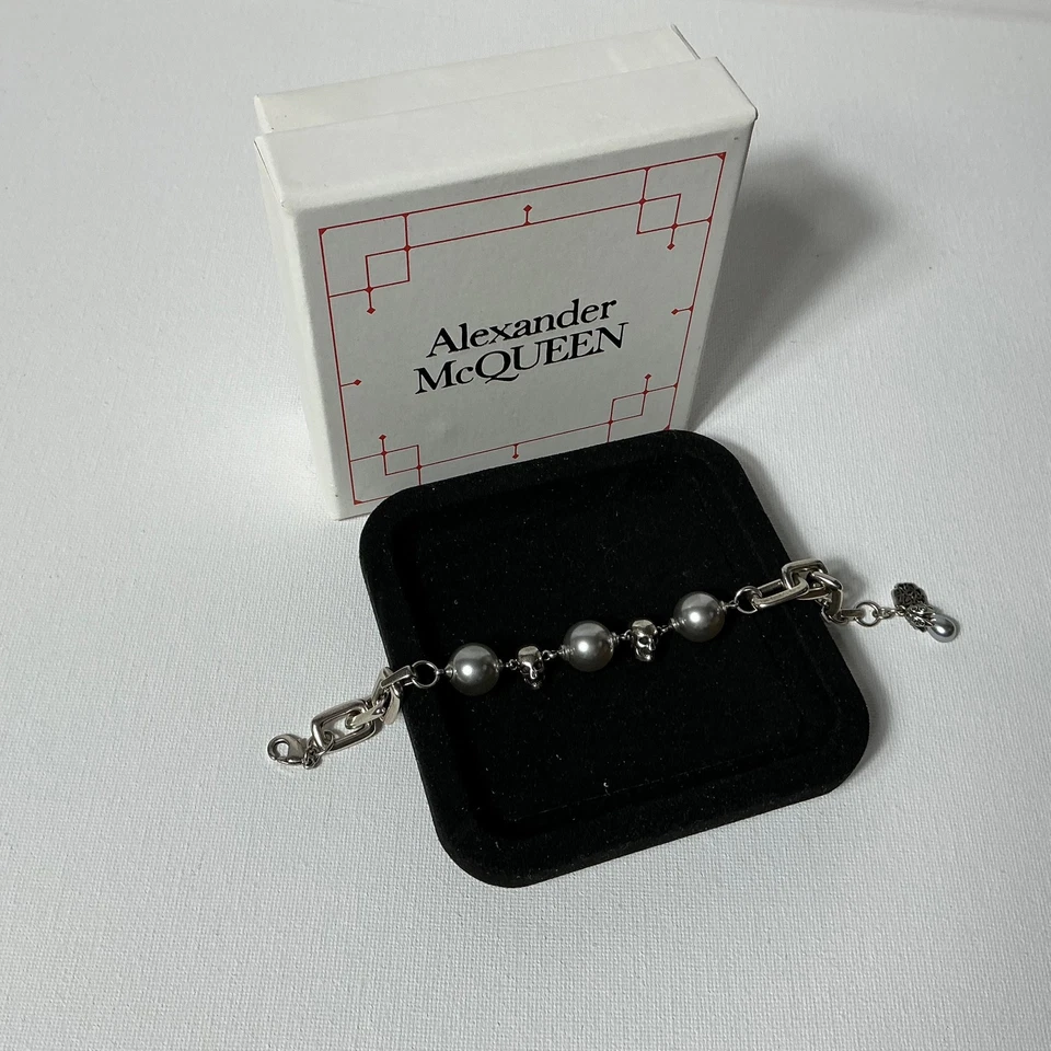 Pulsera calavera plata Alexander McQueen Foto 1 de 3