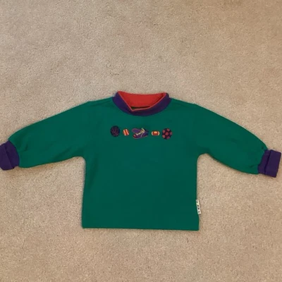 GYMBOREE RAINBOW TAG VINTAGE MANGA COMPRIDA TOP, INFANTIL, TEMA ESPORTIVO EM VERDE - Imagem 1 de 4