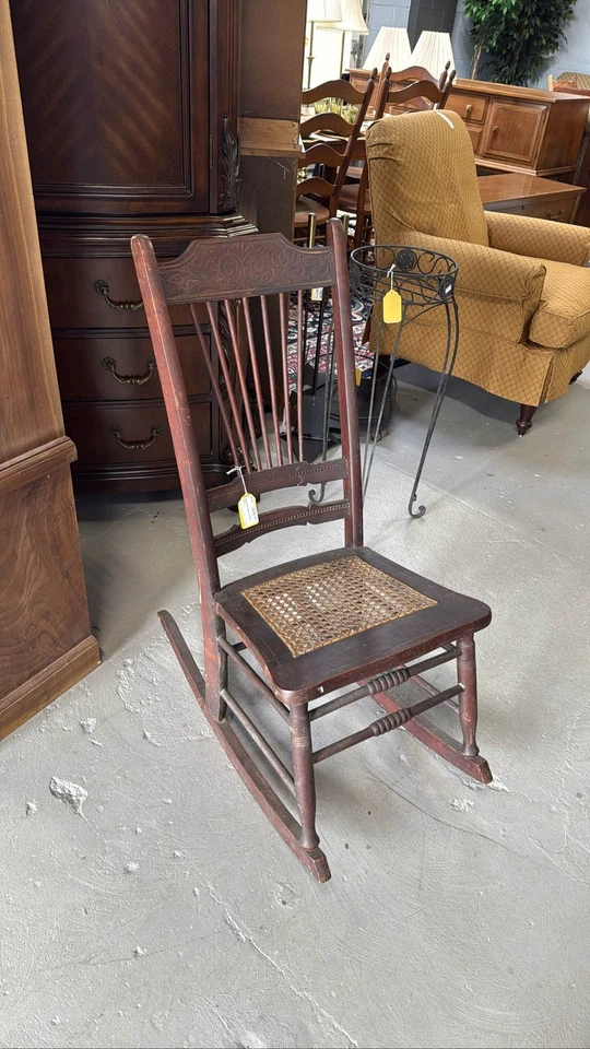 Mecedora de madera antigua asiento bastón respaldo tallado basculante Foto 1 de 4