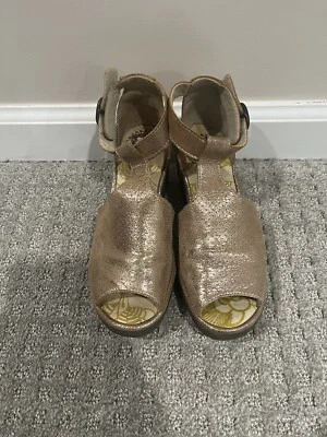 Cuñas Fly London Luna de cuero perforado Yall dorado brillante para mujer talla 6 EE. UU. Foto 1 de 4