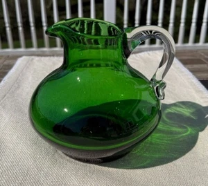 Jarra de vidrio artístico estilo Blenko con mango transparente verde - Imagen 1 de 7