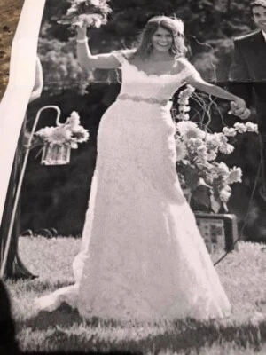 NEW never worn, beautiful ivory off the shoulder Wedding Dress. - Image 1 of 4