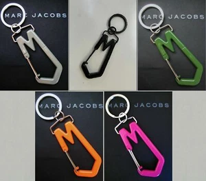 Llavero con clip mosquetón de metal MARC JACOBS (negro/gris/oliva/fuschía/ladrillo) - Imagen 1 de 9
