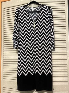 Abito Tacera da donna grande nero stampa Chevron cerniera anteriore nuovo senza etichette - senza cintura - Foto 1 di 8